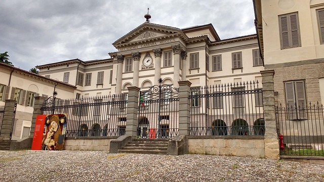 Académie Française, French language, literary awards, cultural institution